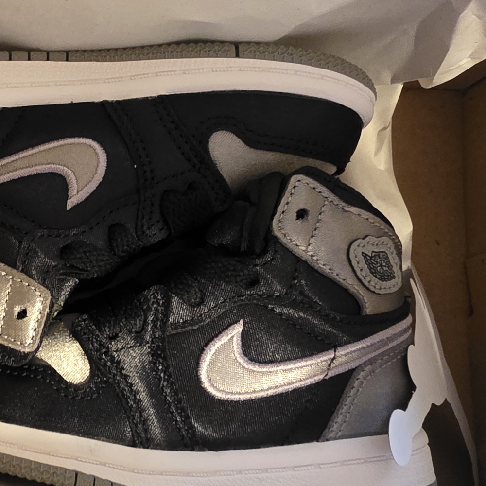 Jordan 1 Retro High OG in Gray and White